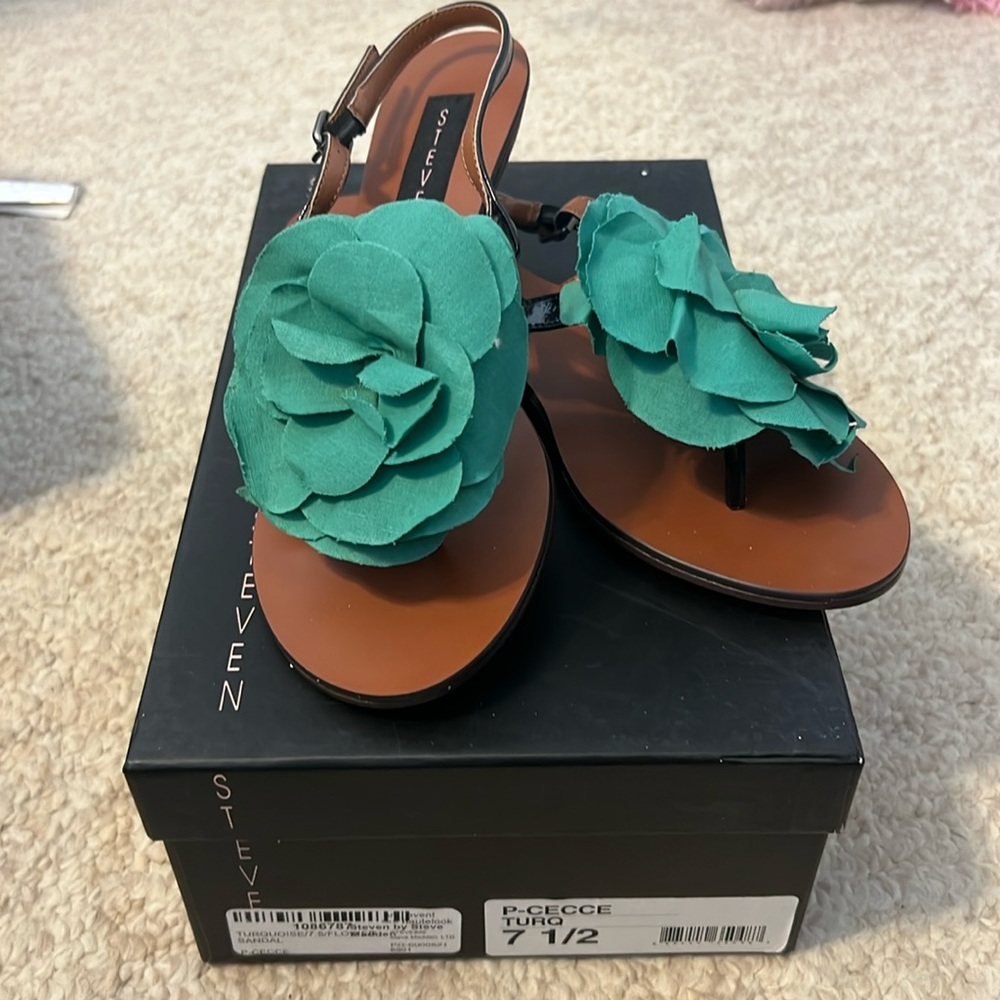 New in box Steve Madden green cecce flower sandals 7.5 - Picture 1 of 5